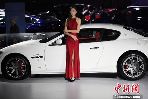 11月9日，2017第14屆中國(guó)西南（昆明）國(guó)際汽車(chē)博覽會(huì)在昆明滇池國(guó)際會(huì)展中心開(kāi)展，市民欣賞了一場(chǎng)汽車(chē)盛宴。會(huì)展現(xiàn)場(chǎng)還展出了新能源汽車(chē)及機(jī)車(chē)。<a target='_blank' href='http://www.chinanews.com/'>中新社</a>記者李進(jìn)紅攝