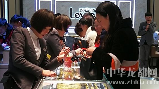 臨近春節(jié)，周口消費(fèi)市場(chǎng)紅似火