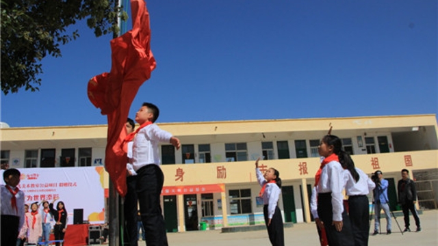 周口留守兒童的國(guó)慶節(jié)：敬隊(duì)禮、升國(guó)旗