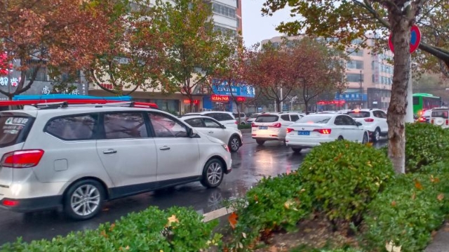 雨中道路擁堵，市民可繞行！