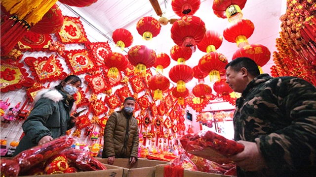 新年到！紅燈籠對(duì)聯(lián)市場(chǎng)俏