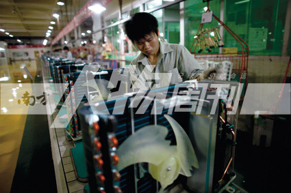 2010年5月10日，珠海格力電器工廠里，工人正在流水線上生產(chǎn)家用空調(diào)（方迎忠）