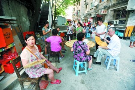 昨日，沙坪壩渝碚路，停電后市民來到院壩里乘涼。記者 張路橋 實(shí)習(xí)生 陳超 攝